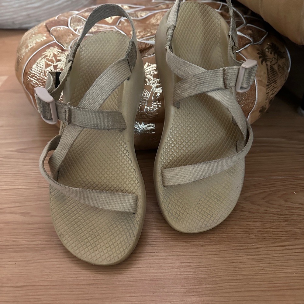 Chacos Size 9 in Curry